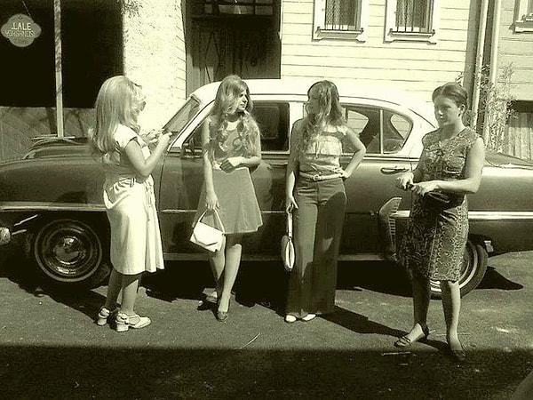 6. İstanbul'da sohbet eden hanımefendiler. (1970)