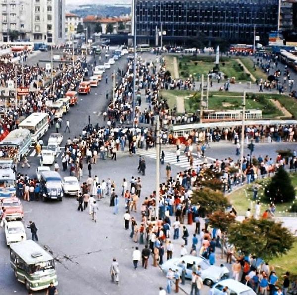 9. Taksim'de güneşli bir gün, İstanbul. (1970'ler)