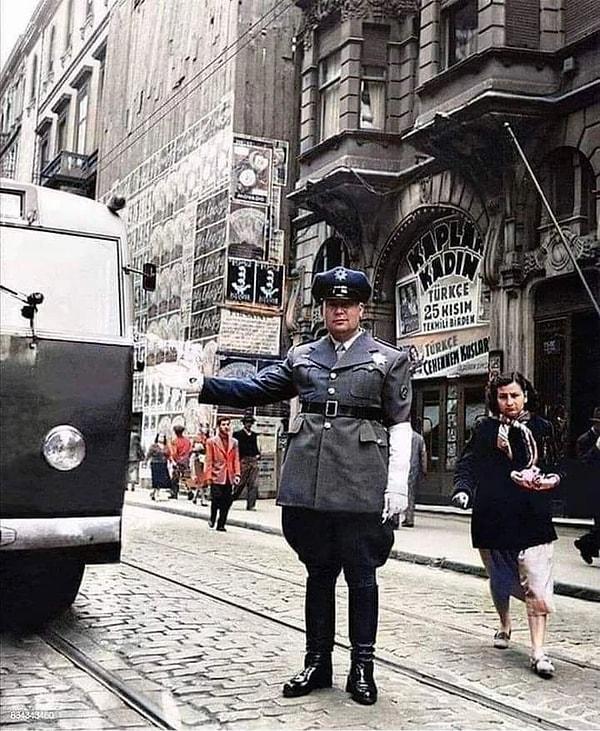 5. İstiklal Caddesi'nde trafik polisi. (1950'ler)