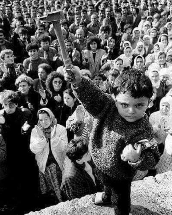 8. Zonguldak'ta 100 bin kişinin katıldığı madencilerin protesto yürüyüşü. (1991) ❤️