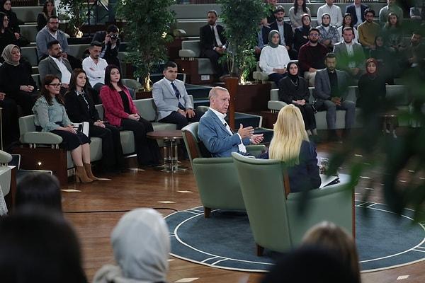 Cumhurbaşkanı ve AK Parti Genel Başkanı Recep Tayyip Erdoğan, Beştepe'deki 'Millet Kütüphanesi'nde yapılan 'Gençlerle buluşma' programı dün, birçok televizyon kanalında yayınlandı.