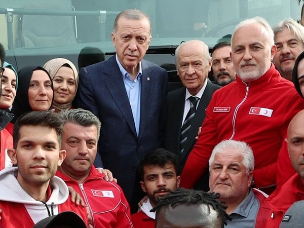 "Bu konu beni de ciddi üzmüştür. Kızılay çadır satma fiilen giremez. Süratle yanlışı düzeltmesi gerekir. Biz Kızılay'ı çadır üretiminde aktif hale gelmesi için teşvik ettik. Çadır dendiği zaman en ufak sıkıntısının olmaması gerekir." ifadelerini kullandı.