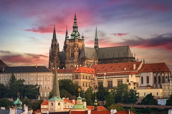 12. Dünyanın en büyük saray kompleksinin Çekya'da bulunan Prag Kalesi olduğunu biliyor muydunuz?