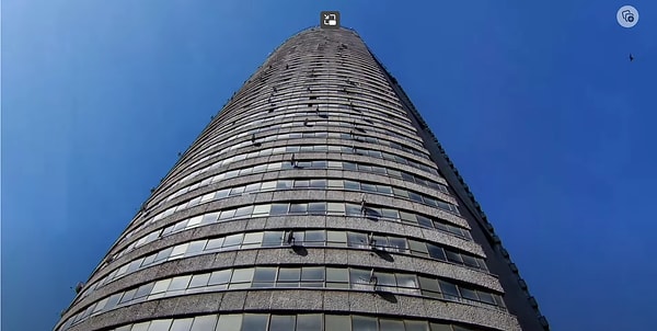 Mannie Feldman tarafından 1970'de Güney Afrika'da tasarlanan Ponte City başlangıçta ultra lüks bir rezidanstı.