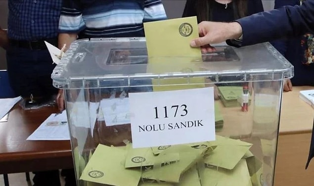 İlk oylamada geçerli oyların salt çoğunluğu sağlanmadığı takdirde seçim ikinci oylamaya kalacak.