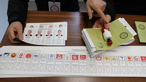 Cumhurbaşkanı seçiminin ikinci oylamaya kalması halinde seçmenler, aynı seçmen bilgi kağıdı ile ilk seçimde oy verdikleri sandık alanlarında oylarını kullanacak.