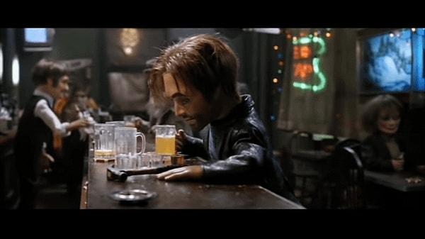 15. Team America: World Police (2004) filminde Garry karakterine intihar etmesi için bir çekiç veriliyor. Sonrasında depresyona girip barda alkol içen Garry, her ihtimale karşı çekici de yanında götürüyor.