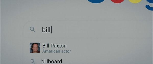 11. Supercell (2023) filminde Will arama motoruna babasının ismini yazacakken üst sırada Twister (1996) filmindeki Bill Harding'i canlandıran Bill Paxton çıkıyor!