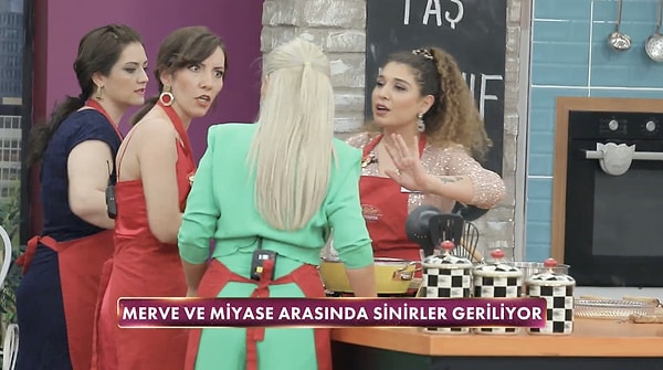 Merve, Miyase'nin masasına gitti.