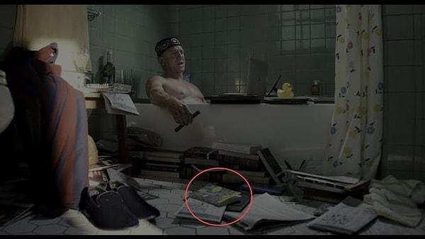 3. Glass Onions (2022) filminde Blanc'ın banyosunda bulunan kitaplardan biri de "Cain's Jawbone"dur. Gizemli bir cinayet bulmacası üzerine kurgulanmış olan kitap sadece 3 kez çözülebiliyor.