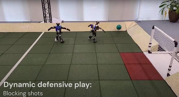 DeepMind araştırmacıları yapay zekayı iki ayaklı robotlara aktardıktan sonra  gerçek hayattaki gibi, ek bir eğitime gerek kalmadan birbirlerine karşı bire bir futbol maçı oynayabildiklerini gösterdi.