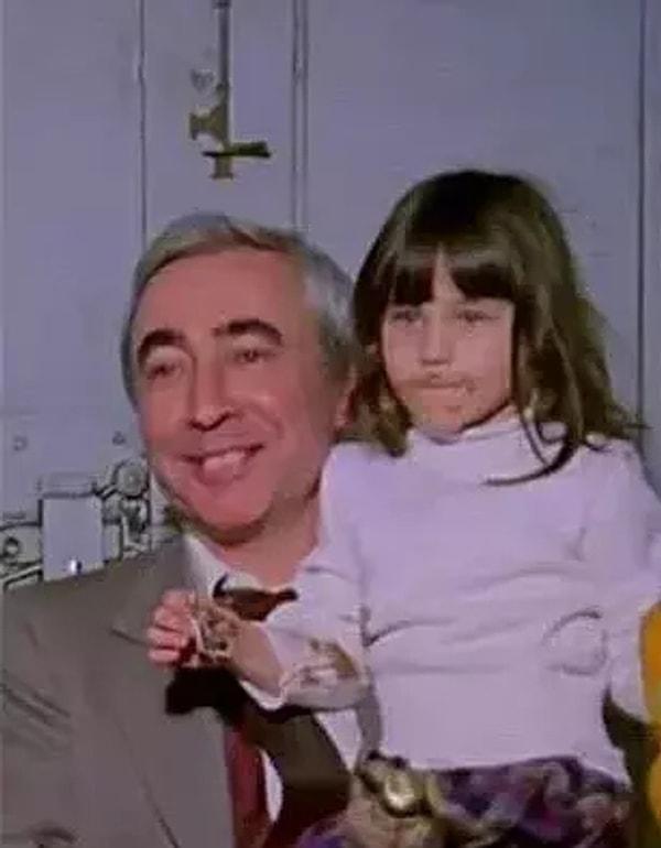1. Ve son olarak Şener Şen'in Çıplak Vatandaş (1985) filmindeki küçük kız kim dersiniz?