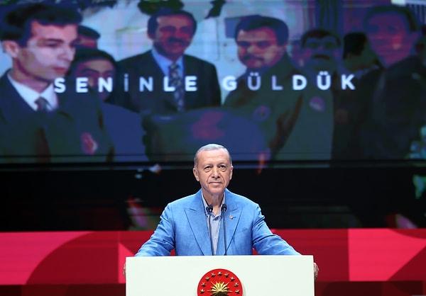 Cumhurbaşkanı Recep Tayyip Erdoğan, Türkiye Gençlik STK'ları Platformu tarafından, İstanbul Kongre Merkezi'nde gerçekleştirilen "Güçlü Yanım Türkiye" temalı "Türkiye Gençlik Zirvesi"ne katılarak konuşma yaptı.