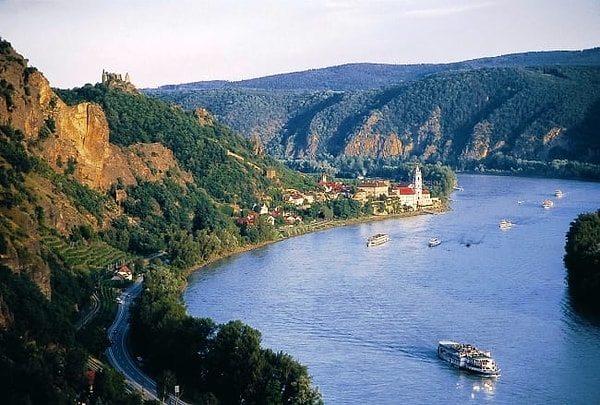 5. Речь идет о международной реке, которая протекает через 10 европейских государств и охватывает 19 стран вместе со своим бассейном.