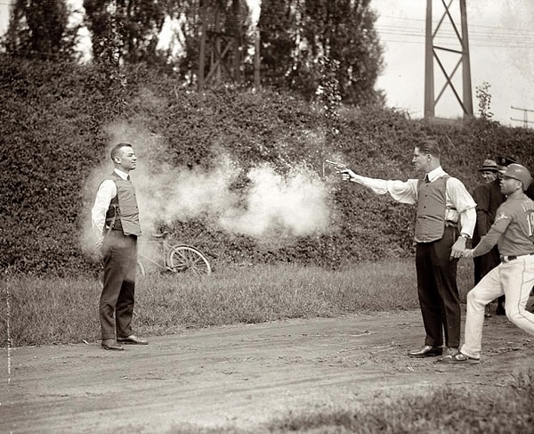 6. Испытание бронежилета (1923 год).