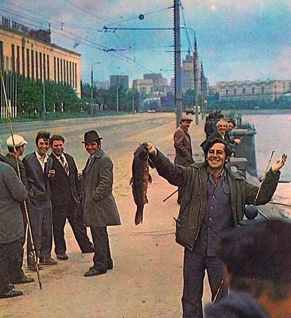13. Улов рыбака на Москве-реке (1971 год).