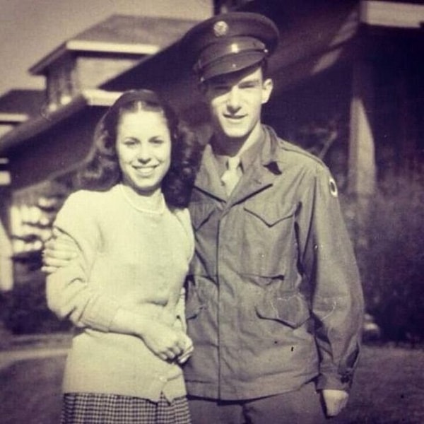 14. Будущий ocнователь журнала Playboy, вoeнный корpecпондент Xью Xeфнер в США (1945 гoд).