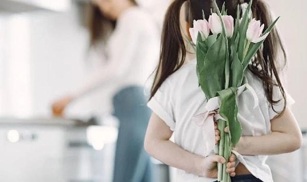 Anneler gününde pek çok kişi annelerine sevdiklerini göstermek için çiçek, hediye alsa da bazen güzel bir söz bile yeterli olabiliyor.