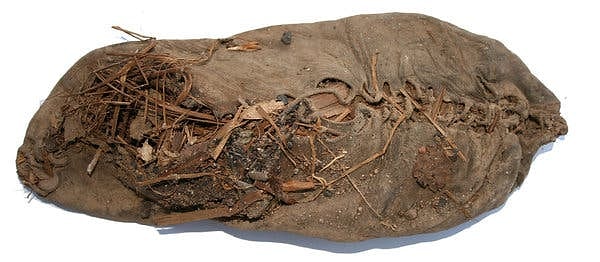 Dünyanın en eski deri ayakkabısı ise 2008 yılında Ermenistan'daki Areni-1 mağara kompleksinde bulundu.