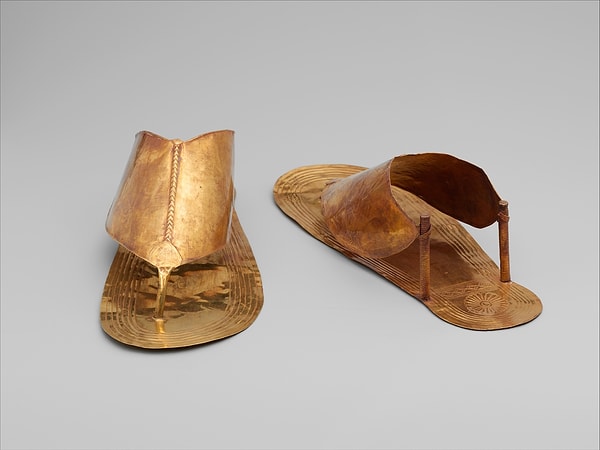 Medeniyetler geliştikçe sandaletler popüler oldu.