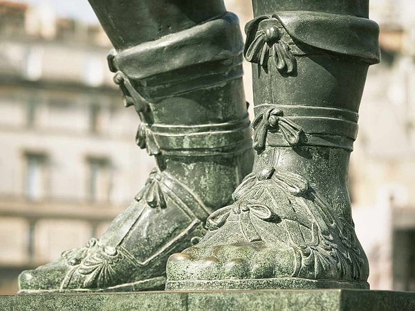 Klasik Antik Çağ Yunan ve Roma dönemlerinde en popüler ayakkabı modellerinden biri dizin yarısına kadar uzanan sandaletlerdi.
