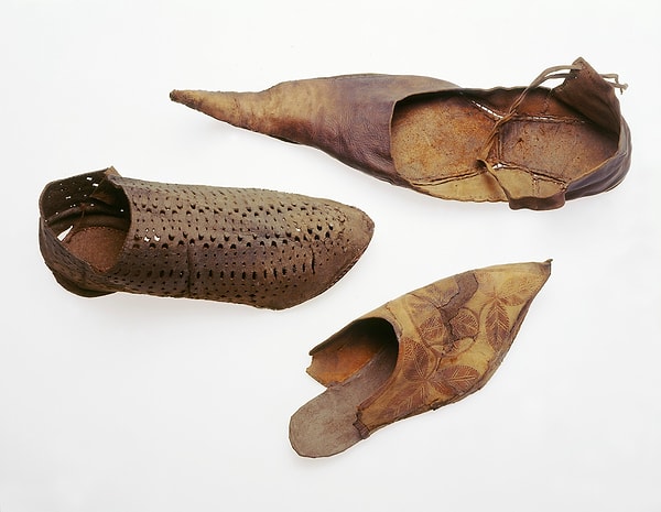 Orta Çağ'da, ayakkabı üretimi konusunda birçok yeni trend ve moda gelişti. Topuklar, sivri uçlar ve ilkel kauçuk yapısı ortaya çıktı.