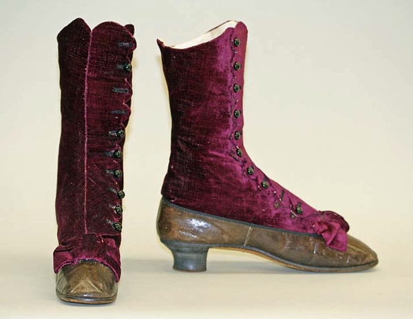 19. yüzyılın başlarında erkek ve kadın ayakkabıları stil, renk, topuk ve ön cephe şeklinde farklılık göstermeye başladı.