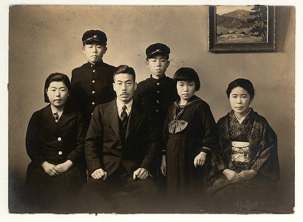 1929'da Japonya'da doğan Kusama, Kyoto'da geleneksel Japon resmi eğitimi aldıktan sonra okulu terk etti.