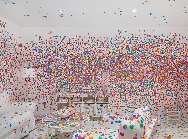 Kusama, "Obliteration Room" adlı eserinde, ziyaretçilerin kendilerine verilen yuvarlak ve renkli etiketleri istedikleri yere yapıştırabilecekleri düz beyaz bir oda tasarladı.