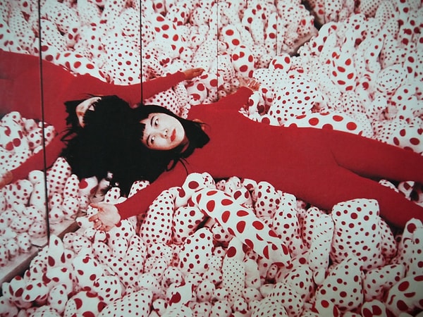 1973'te ülkesine dönen Kusama, kendi rızasıyla bir akıl hastanesine yerleşti.