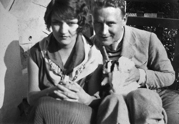 Gerald ve Sara Murphy, Fransız Rivierası'na 1921'de gelmiş olan bir Amerikan milyoner çiftti. Riviera'ya geldiklerinde, bronzlaşma trendi popüler değildi.