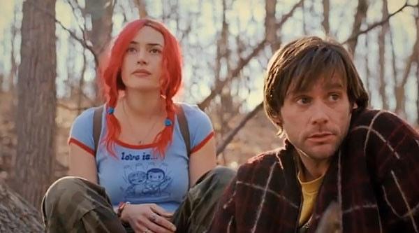 Filmde Joel ve Clementine, 2 yıllık ilişkilerinin ardından ayrılmaya karar veriyor ve Clementine hafızasını sildiriyor.