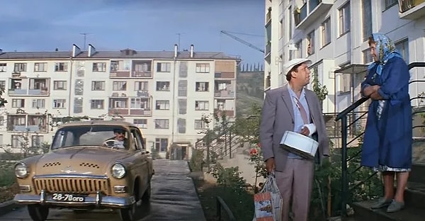 5. В комедии «Бриллиантовая рука» Лёлик и Геша ездили на машине с номером «28-70 ОГО». Цены на что высмеял таким способом режиссер фильма Леонид Гайдай?