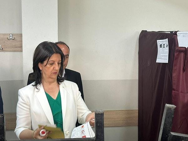 09.13 | HDP Eş Genel Başkanı Pervin Buldan, milletvekili adayı olduğu Van'da oy kullandı.