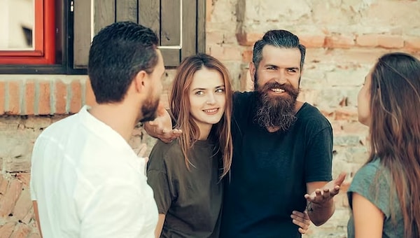 9. Как вы ведете себя, когда приходите на встречу с друзьями вдвоем?