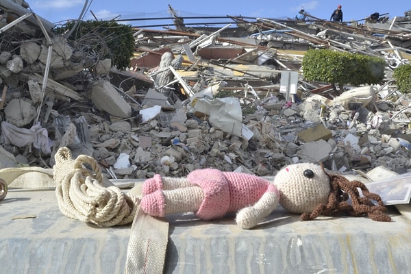 Özellikle de aklımız ve kalbimiz depremden etkilenen çocuklarımızın yanında.