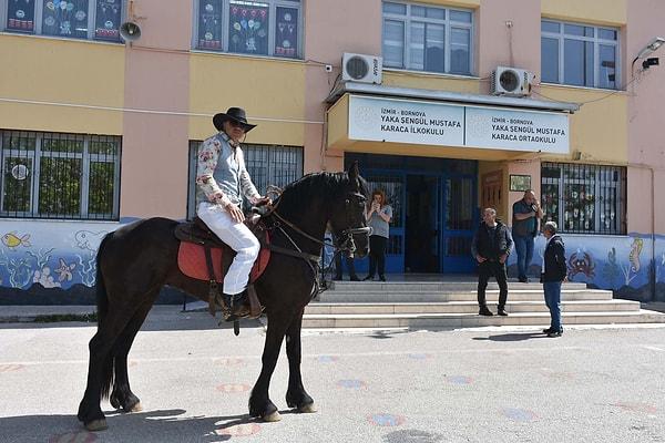 1. İzmir Bornova'da bir vatandaş, kovboy kıyafeti giyerek oy kullanmaya atıyla gelmiş. "Red Kit" oy verdi, ya sen?