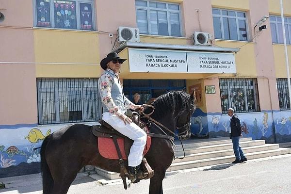 İzmir'in Bornova ilçesinde at eğitmeni Faruk Ceren (47) ise oy kullanmaya at üstünde kovboy kıyafeti ile geldi.
