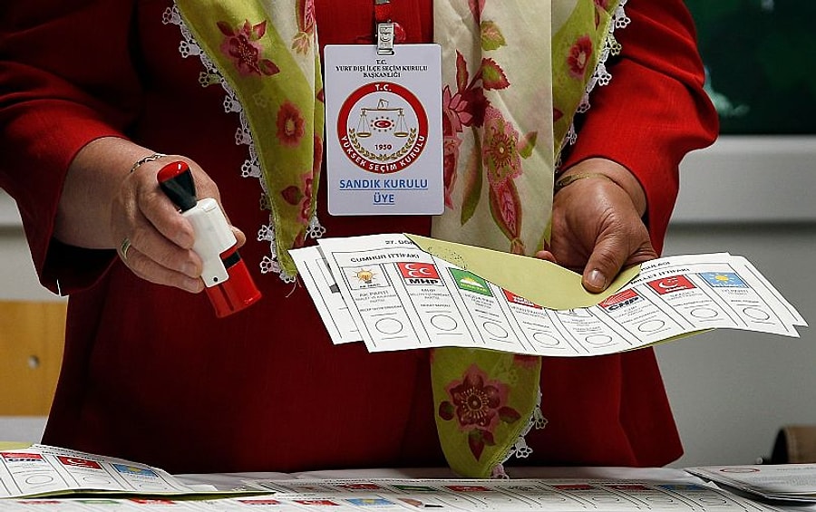 Salt Çoğunluk Nedir? Seçimde Geçerli Oyların Salt Çoğunluğu Ne Demek?