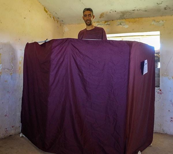 Mardin'in Derik ilçesinde yaşayan ve dünyanın en uzun boylu adamı unvanına sahip Sultan Kösen ise oy kullanırken kabine sığmakta biraz zorluk yaşadı.