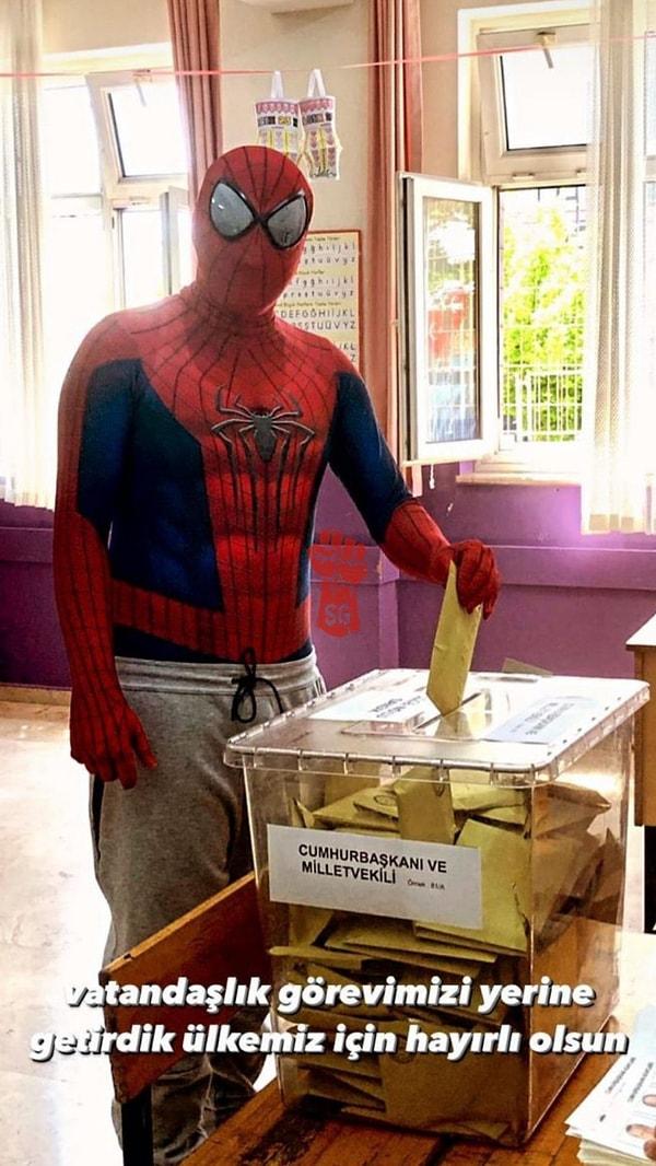 Oy kullanmaya 'Örümcek Adam' kostümüyle giden bir diğer vatandaş ⬇️