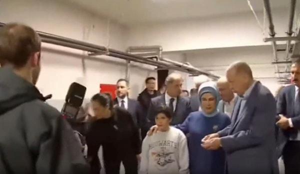 Cumhurbaşkanı Erdoğan oy kullandığı okulda çocuklara para dağıttı.