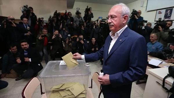 Ayrıca Kemal Kılıçdaroğlu da CHP Genel Merkezi gelerek seçim sonuçlarını beklemeye başladı.