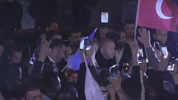 Erdoğan, Kısıklı'daki konutunun önünde toplanan vatandaşların yoğun ilgisi ile karşılaştı.