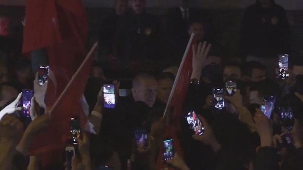 Erdoğan, kalabalığın arasında yürüyerek makam aracına geçerek konuttan ayrıldı.