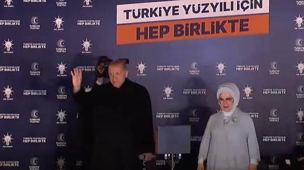 Erdoğan, ‘adam kazandı’ anonsu ile konuşmaya yapacağı balkona geldi.