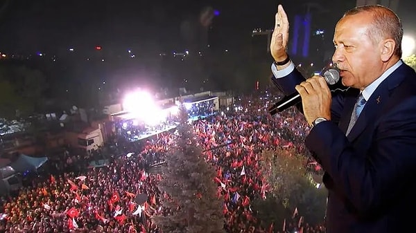 Cumhurbaşkanı Erdoğan balkon konuşmasında 'Duyanlara, duymayanlara' şarkısını söyledi.