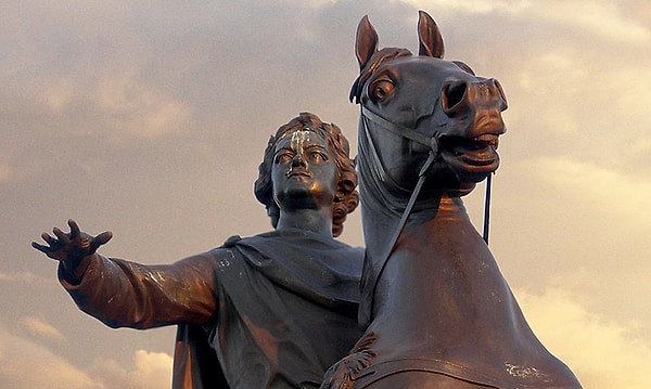 9. Конной статуей какого российского императора является Медный всадник?