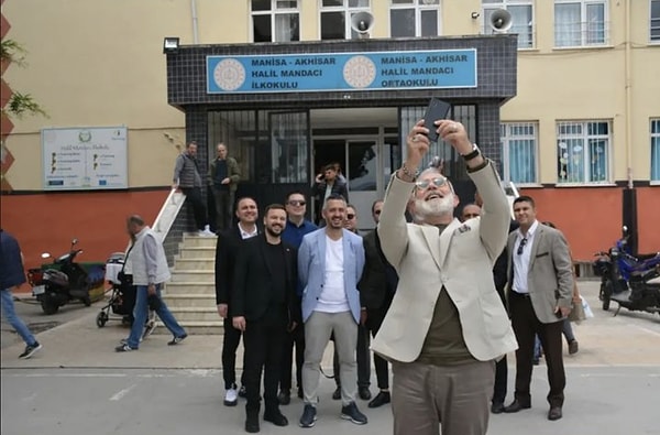 AKP listelerinde Manisa 1. bölge 1. sıradan milletvekili adayı olan Bahadır Yenişehirlioğlu, Akhisar ilçesinde oy kullandığı anları 'Milletimize hayırlı olsun' açıklamalarıyla paylaştı.