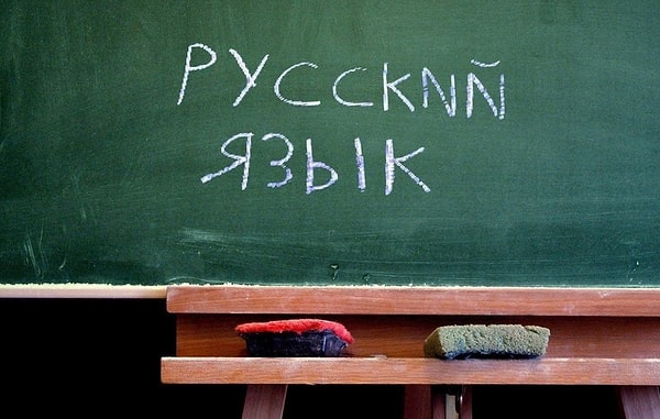 4. Подберите антоним к слову «аутентичный»: